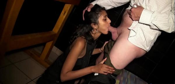  Agnès, belle beurette, se fait baiser dans un sex-shop